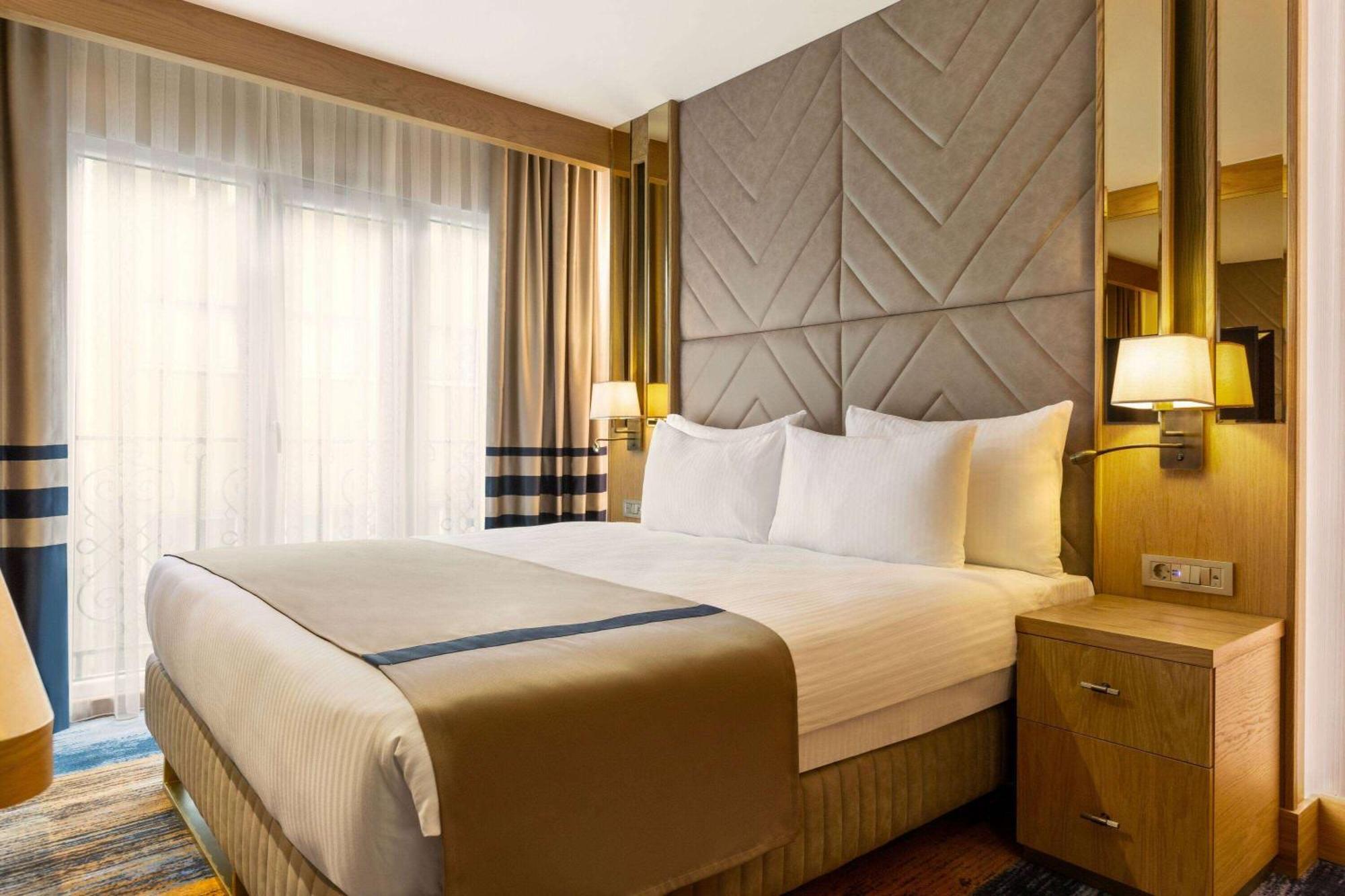 Days Inn By Wyndham Istanbul Bomonti מראה חיצוני תמונה