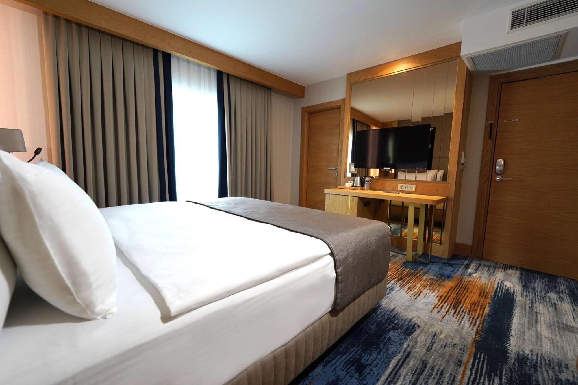 Days Inn By Wyndham Istanbul Bomonti מראה חיצוני תמונה