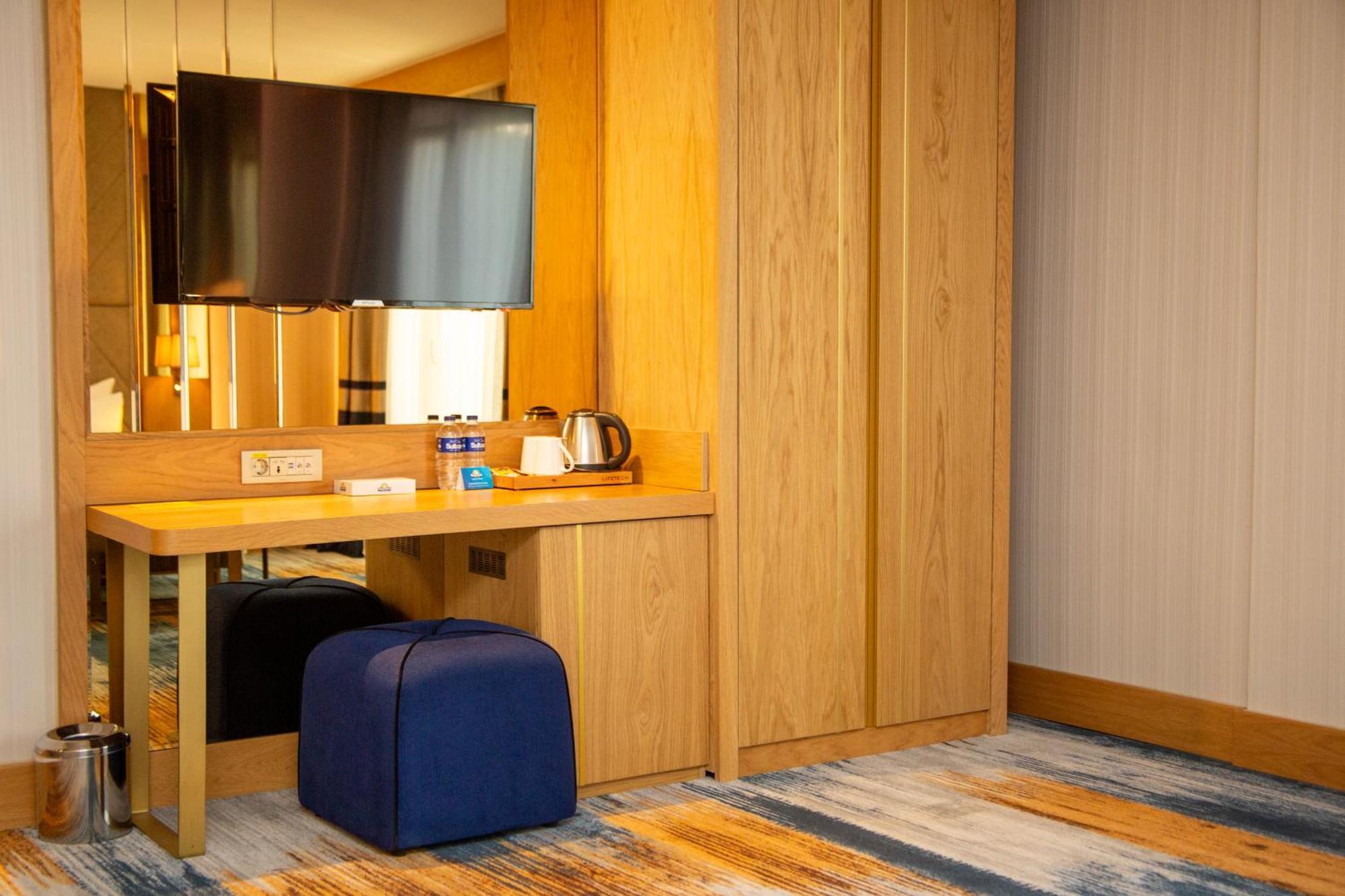Days Inn By Wyndham Istanbul Bomonti מראה חיצוני תמונה