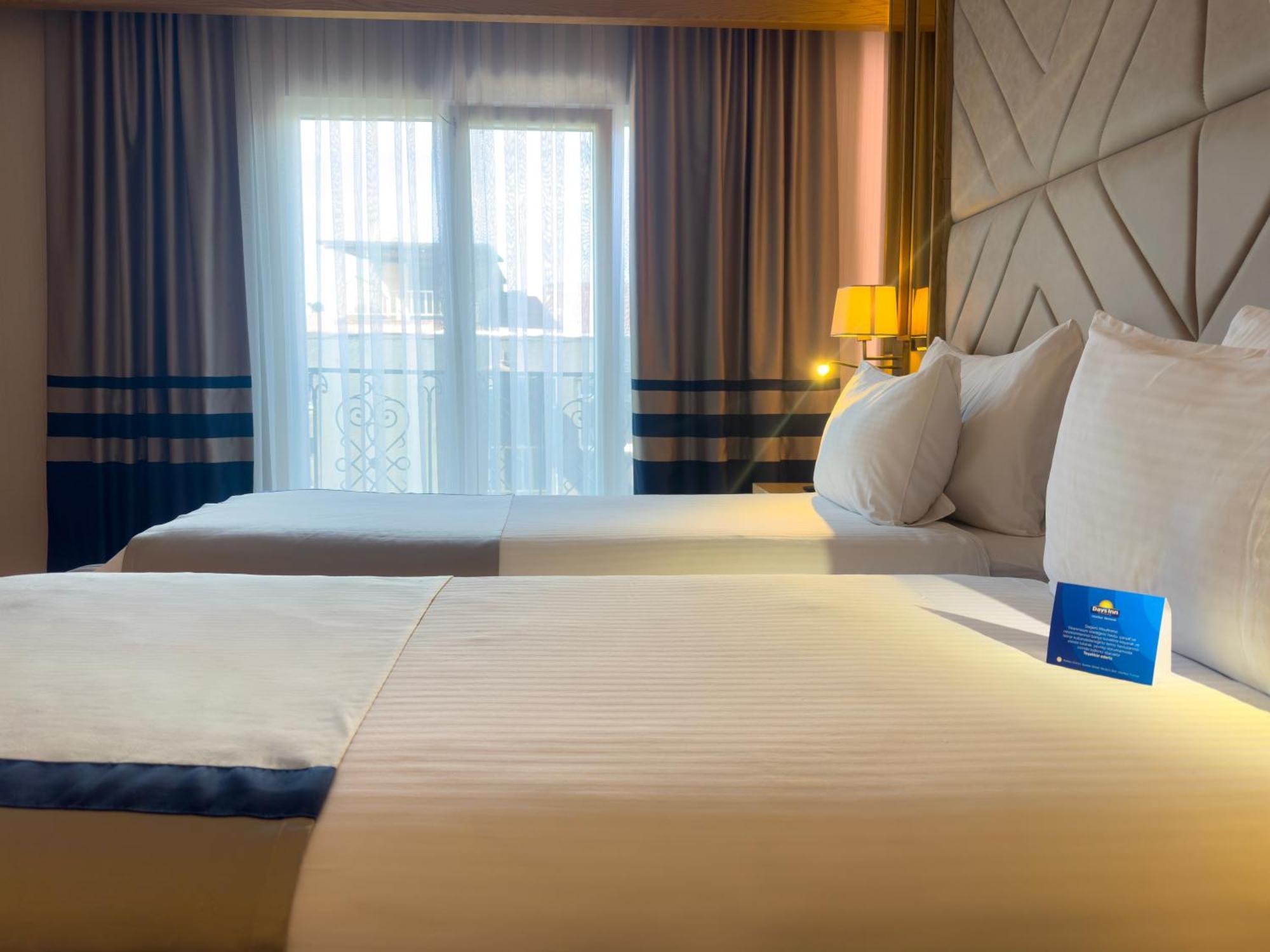 Days Inn By Wyndham Istanbul Bomonti מראה חיצוני תמונה